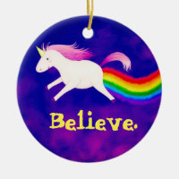 Lustiges Farting Fliegen-Einhorn ein Regenbogen