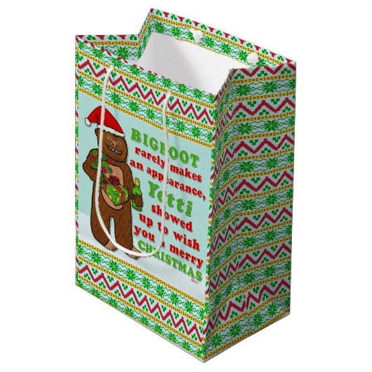 Lustiges frohe Weihnachten Bigfoots Sasquatch Mittlere Geschenktüte (Vorderseite Schrägansicht)