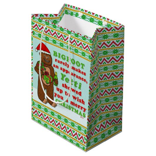 Lustiges frohe Weihnachten Bigfoots Sasquatch Mittlere Geschenktüte (Rückseite Schrägansicht)