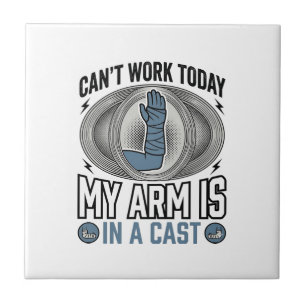 Lustiges gebrochenes Arm-Gips Vintage T-Shirt Desi Fliese