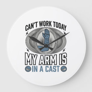 Lustiges gebrochenes Arm-Gips Vintage T-Shirt Desi Große Wanduhr