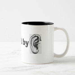 Lustiges gelassen uns es spielen durch zweifarbige tasse