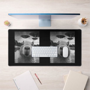 Lustiges Grafik Capybara Selfie mit UFOs Seltsam Schreibtischunterlage