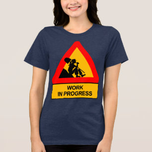 Lustiges Grafik-T-Shirt „Work in Progress“ – Humor Tri-Blend Shirt