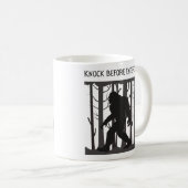 lustiges Großfuß-Silhouette-Klopfen vor dem Eintre Kaffeetasse (VorderseiteRechts)
