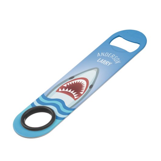 Lustiges Haifisch-Cartoon GRILLEN-Party am Strand Speed Flaschenöffner (Rückseite Schrägansicht)