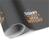 Lustiges Halloween-Kleines-Hexen-Zitat-Design Geschenkpapier (Rolleneckpunkt)