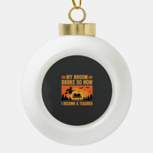 Lustiges Halloween-Lehrer-Besen-Bruch-Design (2) Keramik Kugel-Ornament