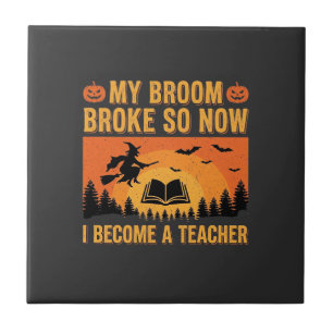 Lustiges Halloween Lehrer Besen kaputt Design (2) Fliese