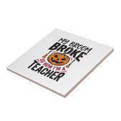Lustiges Halloween-Lehrer-Besengin-Design_ Fliese (Seite)