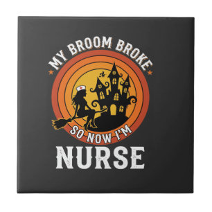 Lustiges Halloween-Nurse-Hexe-Besen-Kostüm-Grafik Fliese