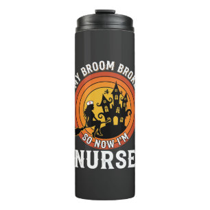 Lustiges Halloween-Nurse-Hexen-Besen-Kostüm-Grafik Thermosbecher