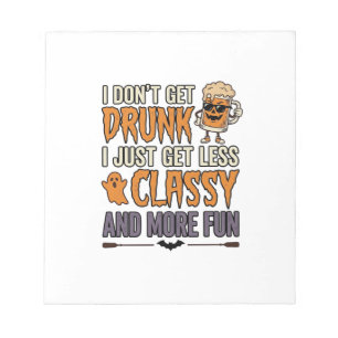 Lustiges Halloween-Trinken Weniger Klasse T-Shirt- Notizblock