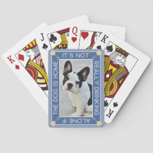 Lustiges Haustierfoto   Mit dem Hund trinken Spielkarten