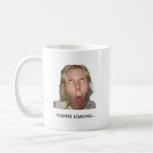 Lustiges Kaffee-Ladesystem Online Meme Tasse (Links)