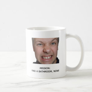 Lustiges Kaffee-Mission-Badezimmer-Panik-Meme-Desi Kaffeetasse