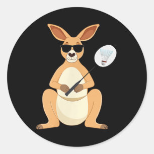 Lustiges Känguru trägt Sonnenbrille beim Badminton Runder Aufkleber