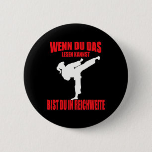 Lustiges Karate-Kickboxen-Taekwondo-Mädchen Button