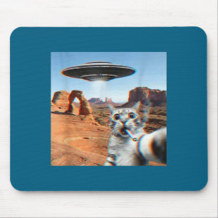 Lustiges Katzen-Selfie mit UFO und Zigarette Mousepad