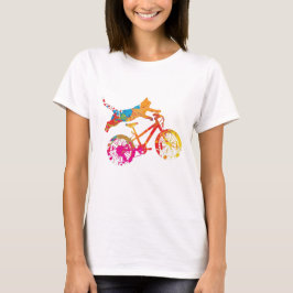 Lustiges Katzenshirt auf einem Fahrrad mit Farbe. T-Shirt