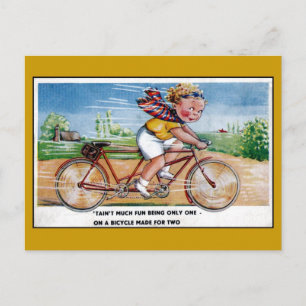 Lustiges Kind auf einem Tandem-Vintage-Fahrrad Postkarte