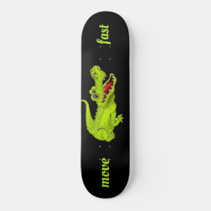 Lustiges Krokodil auf schwarzem Skateboard