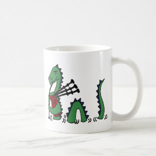 Lustiges Loch- Nessmonster, das Dudelsäcke spielt Kaffeetasse