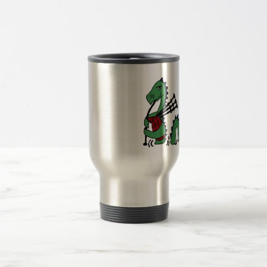 Lustiges Loch- Nessmonster, das Dudelsäcke spielt Reisebecher (Mittel)