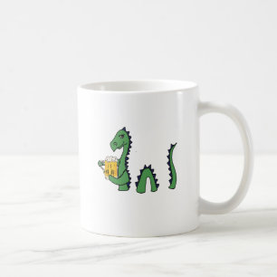Lustiges Loch- Nessmonster-trinkender Bier-Cartoon Kaffeetasse