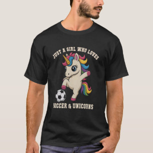 Lustiges Mädchen, das Fußball-Einhorn-Mutter-Kinde T-Shirt