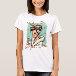 Lustiges Mädchen zur Kaffezeit am Morgen in Türkis T-Shirt