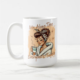 Lustiges Mädchen zur Kaffezeit am Morgen Kaffeetasse