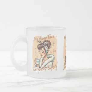 Lustiges Mädchen zur Kaffezeit am Morgen Mattglastasse