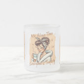 Lustiges Mädchen zur Kaffezeit am Morgen Mattglastasse (Mittel)