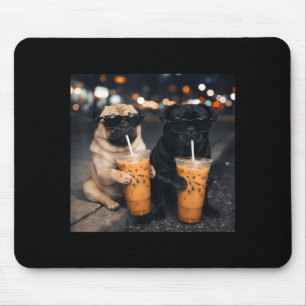 Lustiges Meme zwei Möpse trinken eisgekühlten Kaff Mousepad