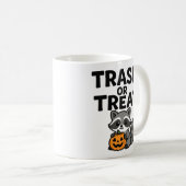 Lustiges Müll oder Süßigkeiten Waschbär Halloween Kaffeetasse (VorderseiteRechts)