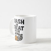Lustiges Müll oder Süßigkeiten Waschbär Halloween Kaffeetasse (Vorderseite Links)