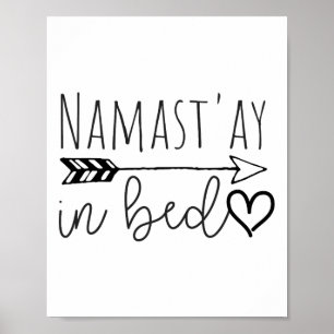 Lustiges Namastay Im Bett Yoga Faules Mädchen Gesc Poster