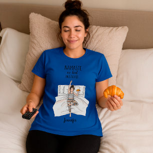 Lustiges „Namaste im Bett“-Fitnesshumor T-Shirt