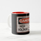 Lustiges Nerd-Geschenk. Gefahr, Hochspannung. Zweifarbige Tasse (Vorderseite Links)