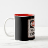 Lustiges Nerd-Geschenk. Gefahr, Hochspannung. Zweifarbige Tasse (Links)