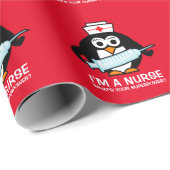 Lustiges niedliches Penguinkrankenschwester Geschenkpapier (Rolleneckpunkt)
