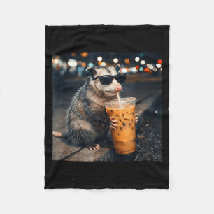 Lustiges Opossum, das Eiscafé-Meme trinkt Fleecedecke