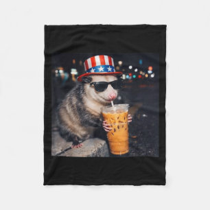 Lustiges Opossum-Eiskaffee-Meme Retro Urban Gen Z Fleecedecke