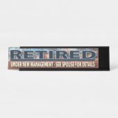 Lustiges pensioniertes Ruhestands-überflüssiges Schreibtischnamensplakette (Vorderseite )