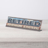Lustiges pensioniertes Ruhestands-überflüssiges Schreibtischnamensplakette (Vorderseite )