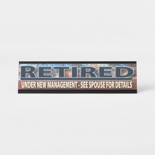 Lustiges pensioniertes Ruhestands-überflüssiges Schreibtischnamensplakette (Vorderseite )