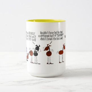 Lustiges Pferd erschrocken vom gelben Ball-Cartoon Zweifarbige Tasse