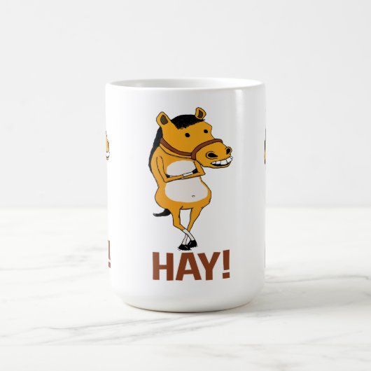 Lustiges Pferd vorbei fallen gelassen, um Heu zu Kaffeetasse (Mittel)