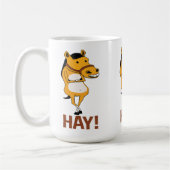 Lustiges Pferd vorbei fallen gelassen, um Heu zu Kaffeetasse (Links)